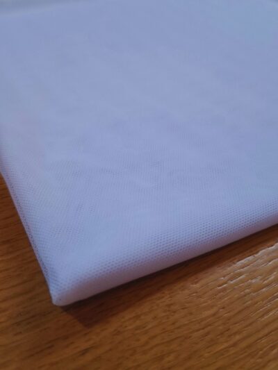 מטפחת ריבוע טול לבן למראה נמוך