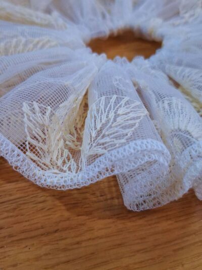 גומיית טול לבן רקום בעיטורי שמנת