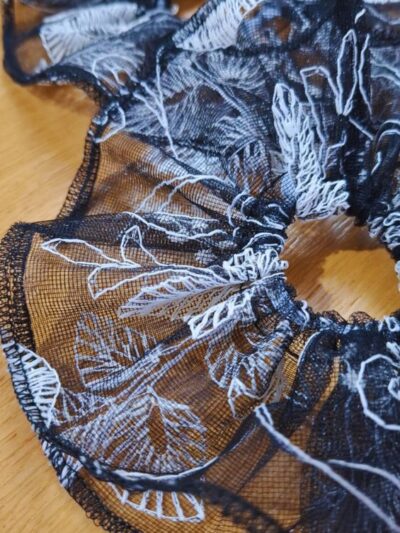 גומיית טול שחור רקום בעיטור לבן