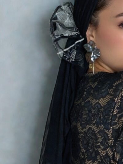 מטפחת ריבועית טול שחור למראה נמוך